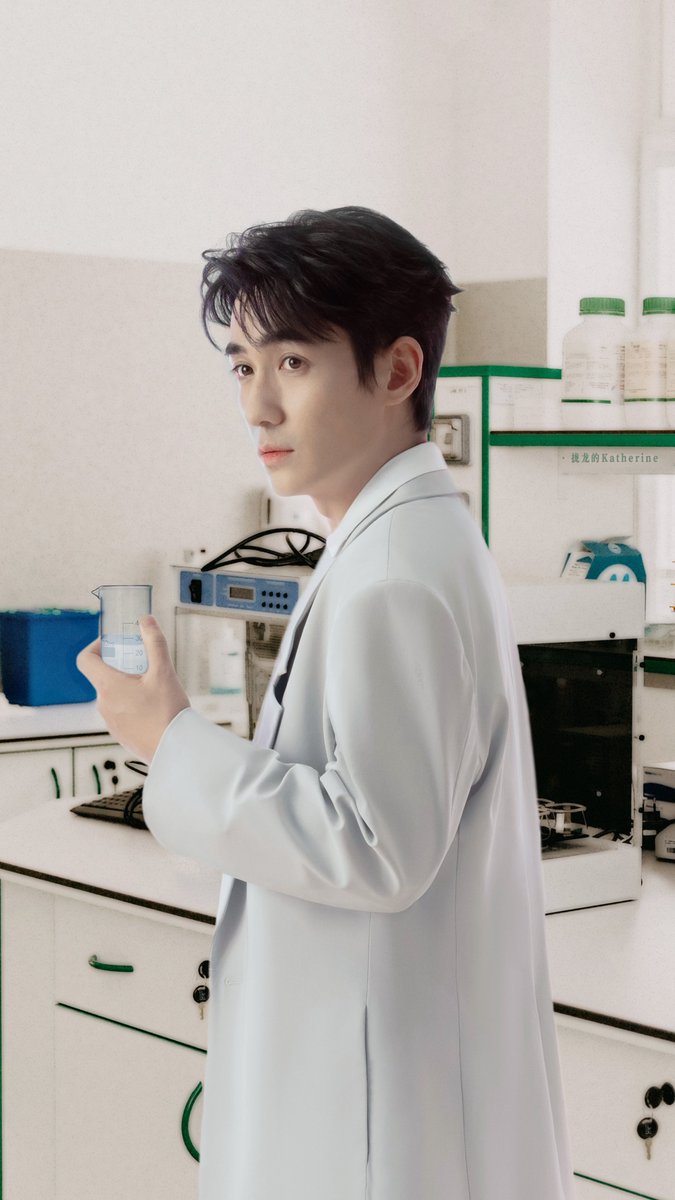 136ggreenorange's tweet photo. If this is your senior in the lab......😉
#朱一龙 #朱一龍 #ZHUYILONG #주일룡
(composited from a THERMOS advertisement image) https://t.co/CMnUBWCA5A
