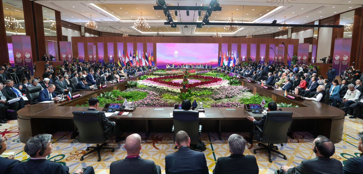 narendramodi's tweet photo. Menjelang East Asia Summit yang diadakan di Jakarta. Kami melakukan diskusi produktif mengenai peningkatan kerja sama yang lebih erat di bidang-bidang utama untuk meningkatkan pemberdayaan manusia. https://t.co/haJ9qEdXWP