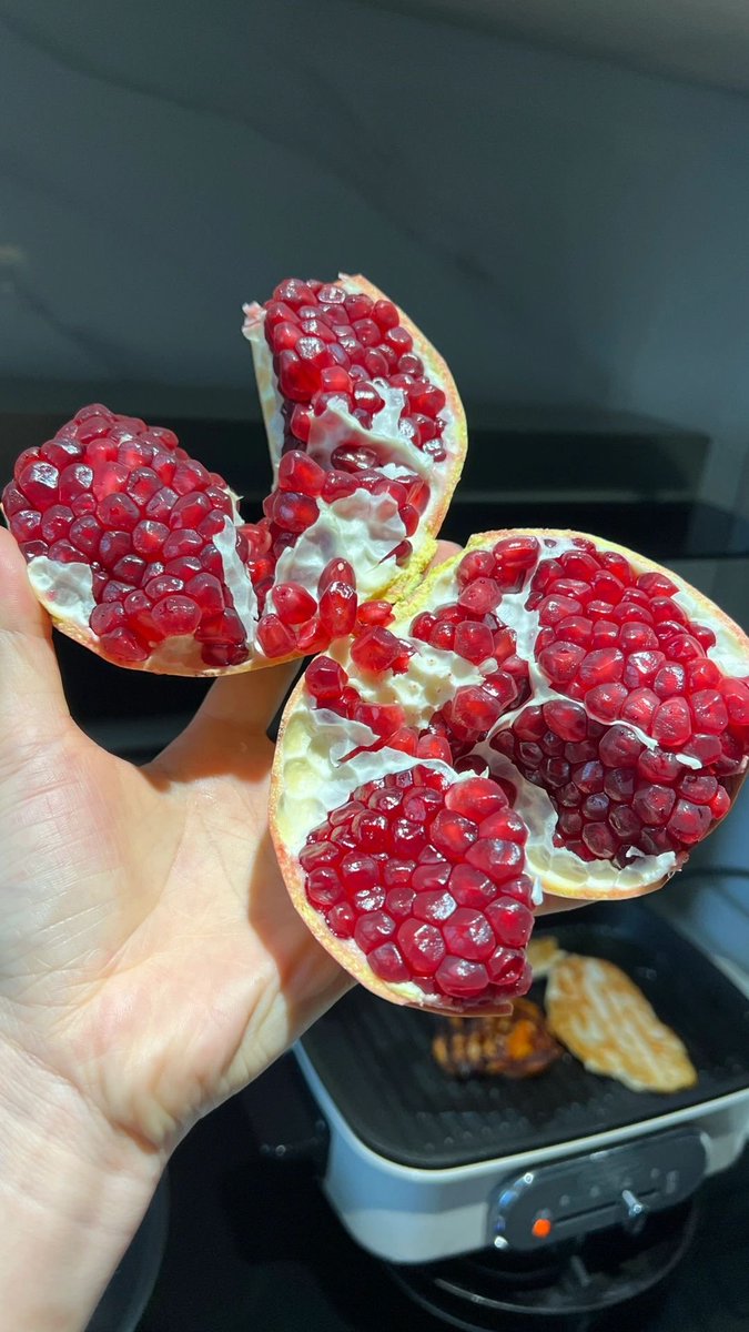 toheebamed's tweet photo. The ruby pomegranate is filled with surprises every day when opened https://t.co/CSrt90RNnU