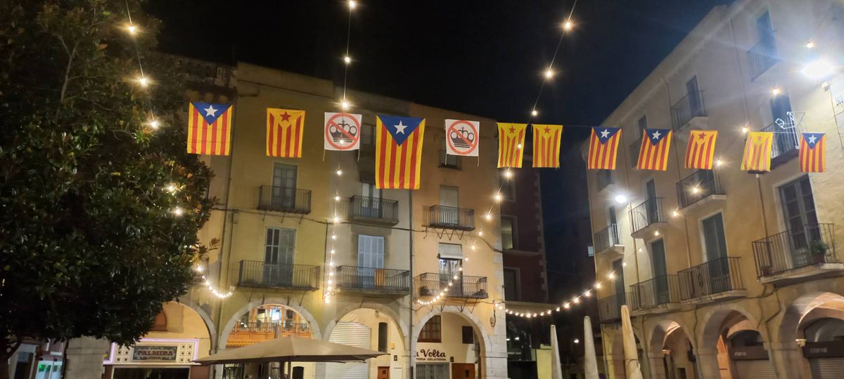 Avui la plaça de la vila ens segueix recordant que el combat no ha acabat. 
Torna a penjar l'estelada! 
Torna al carrer! 
#IndependènciaNiUnPasEnrere
<a href="/CDRCatOficial/">CDR Catalunya #RevoltaPopular 🔥</a> 
<a href="/ANC_AltEmporda/">ANC Alt Empordà</a>
<a href="/OmniumAltEmp/">Òmnium Alt Empordà</a>