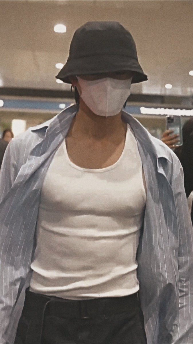 xxxxmagiq's tweet photo. Eunwoo choose the violence today. https://t.co/JR0O9JPEN4