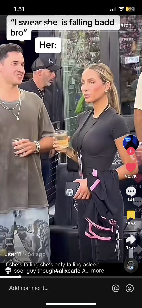 threadsapp3's tweet image. ok does someone know what bra shes wearing here i NEED it