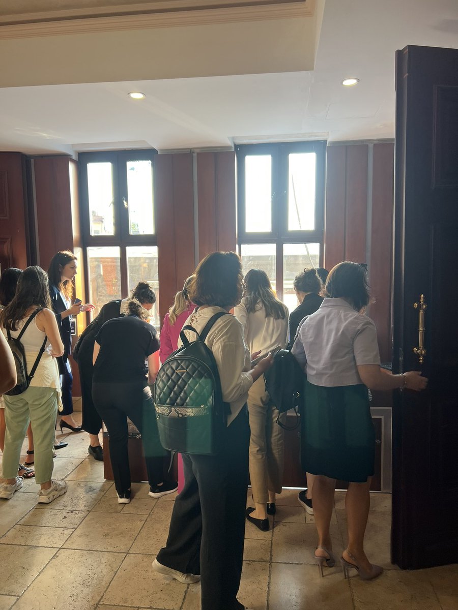 B Konferans önünde kayıt masasında yaka kartlarınızı temin edebilirsiniz #IETC2023 #EğitimdeGelecek