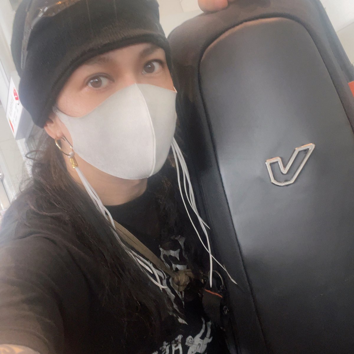 nozomu_destinia's tweet image. Departure to China✈️🇨🇳
Sigh中国公演にむけて出発✈️🇨🇳
ケースはもう何カ国も一緒にいっているGruv GearのKapsule、こちらもアリアの荒井貿易さんの一品🎸
#APII
#GRUVGEAR
#Kapsule
#sighband
#blackmetal