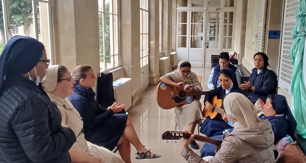 👉🏽 'Mes vicenciano' en #París.

❤️‍🔥 Las #HijasDeLaCaridad de #España participan en el 'Mes vicenciano' que reúne, en la Casa Madre, a más de 60 Hermanas de 7 a 10 años de vocación, procedentes de todo el mundo 🌐.

#Septiembre2023 #CarismaVicenciano