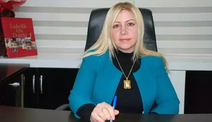 Or_Han_Sa_ri's tweet photo. Terör örgütünün iki yüzlü para kasası! PKK'ya destek verdi, evlat nöbeti ailelerine destek oldu...

PKK terör örgütünün mali yapılanmasına yönelik Ankara merkezli soruşturmada örgütün Diyarbakır'da para kasası olan güzellik salonu sahibi Gülşen Duran deşifre oldu. Tutuklu yargılanan ve iş kadını kimliğiyle tanınan Gülşen Duran'ın iki yüzlülüğü soruşturma kapsamındaki MASAK raporundan ortaya çıktı. Bir dönem Diyarbakır Ticaret ve Sanayi Odası Başkan yardımcılığı, bir dönem ise Diyarbakır Girişimci İş Kadınları Derneği Başkanlığı yapan Duran'ın, KCK Türkiye Maliyesi Genel Sorumlusu Murat Yılmaz'ın sevgilisi olduğu öğrenildi.