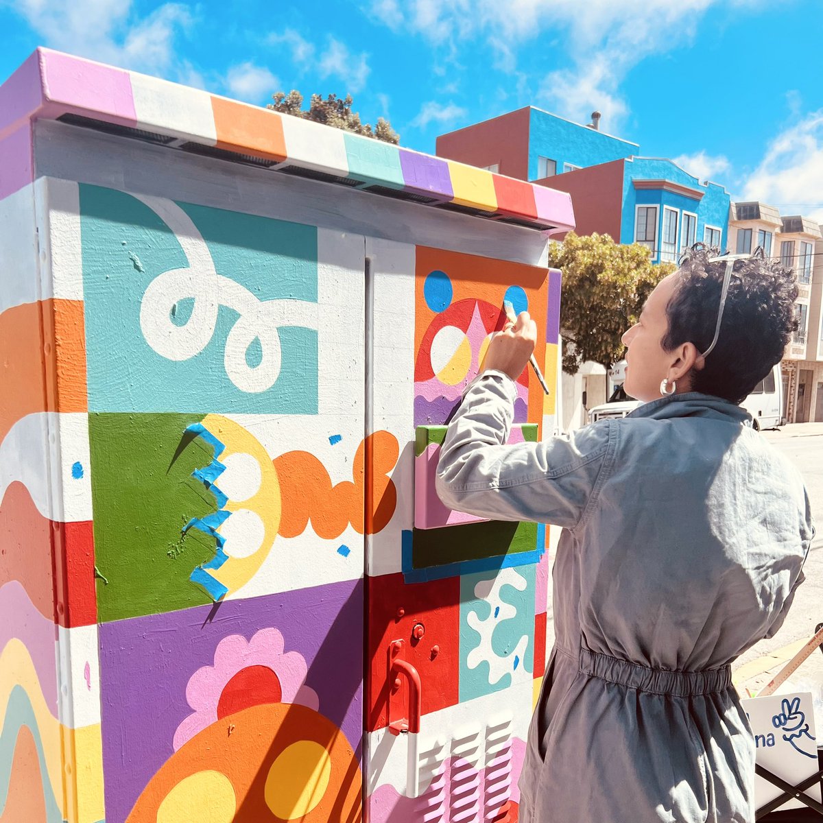 You’ve to love #SanFrancisco 

Spouse’s making some Utility Box murals in Richmond, and someone left a bag of snacks &amp; grocery items for her. 

Such a sweet gesture 😇