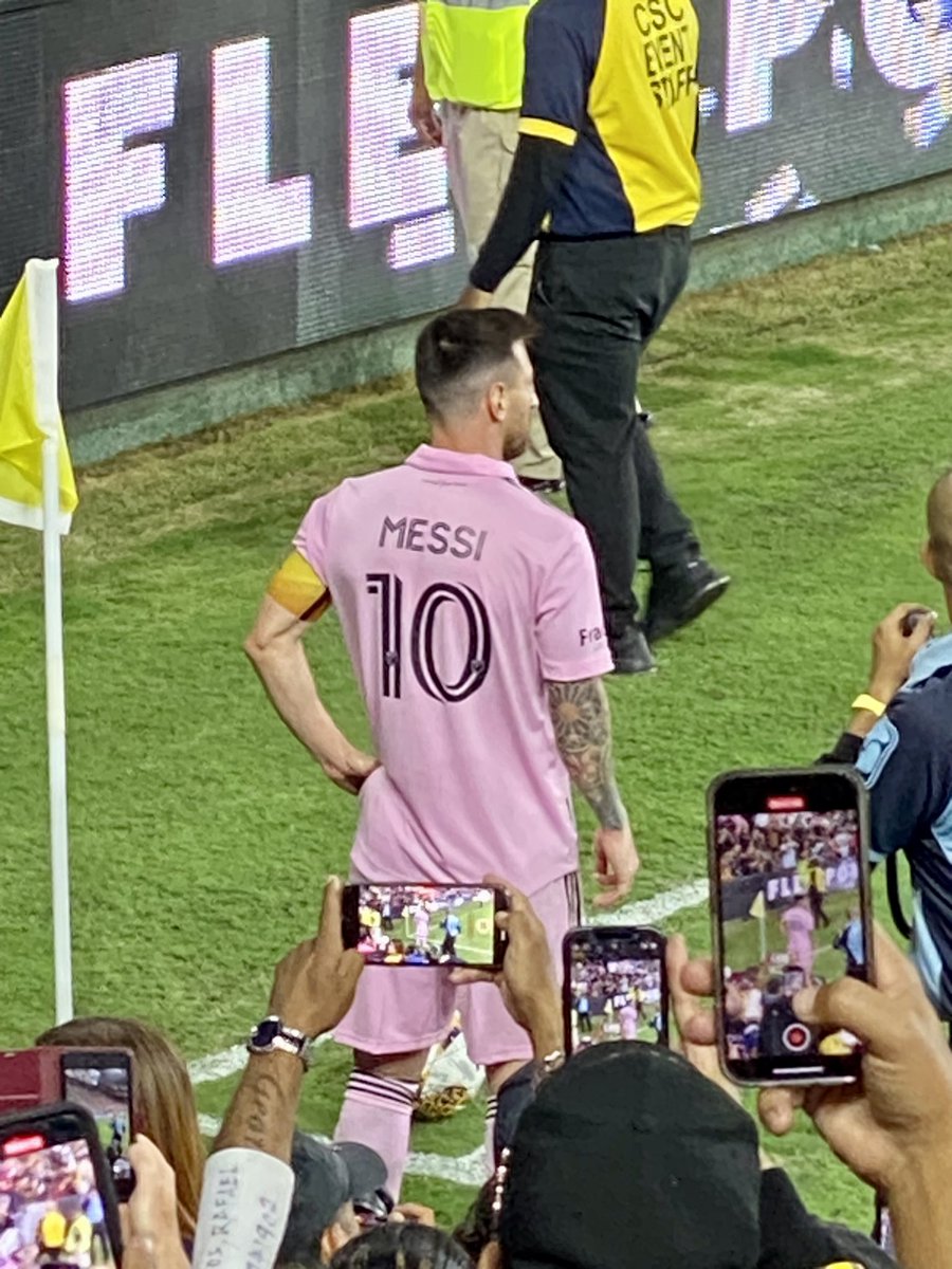 My roomie (UCLA IM PGY-3) & I fulfilled lifelong dreams of seeing the goat/D10S Lionel #Messi on the pitch! Inter Miami (Messi, Busquets, @JordiAlba aka Barcelona lite) came away with the W over @LAFC #MessiMania