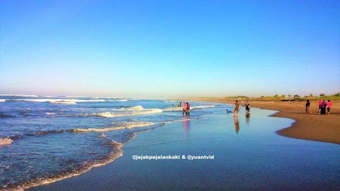 Pantai di Jawa Timur