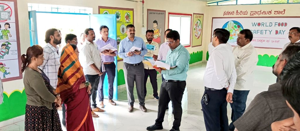 VBGRAMGKAR's tweet photo. RD Commissioner Sri Pawan Kumar Malapati visited #Kalaburagi district and inspected the kitchen shed constructed under #MGNREGS at Bhopal Tegnoor GP, #Kalaburagi taluk. 

ZP CEO, DS,  Commissionerate officials and other staff were present. https://t.co/8rQuiu2VxD