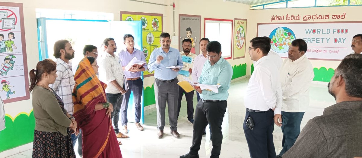 VBGRAMGKAR's tweet photo. RD Commissioner Sri Pawan Kumar Malapati visited #Kalaburagi district and inspected the kitchen shed constructed under #MGNREGS at Bhopal Tegnoor GP, #Kalaburagi taluk. 

ZP CEO, DS,  Commissionerate officials and other staff were present. https://t.co/8rQuiu2VxD