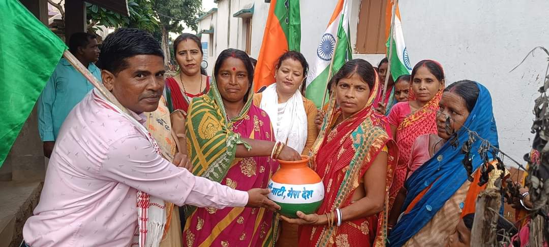 jyoti_0104's tweet photo. भाजपा आसानबनी मंडल के बांगो गांव में महिला मोर्चा की अध्यक्ष श्रीमती पिंकी गोप जी के नेतृत्व में आज #merimatimeridesh का कार्यक्रम श्री श्री गिरि गोवर्धन मंदिर से माटी ली गई।साथ ही घर घर से चुटकी भर मिट्टी,ढेर सारा आशीर्वाद और विकसित भारत का संकल्प।।
#MeriMaatiMeraDesh https://t.co/cr6ZbxLSsx
