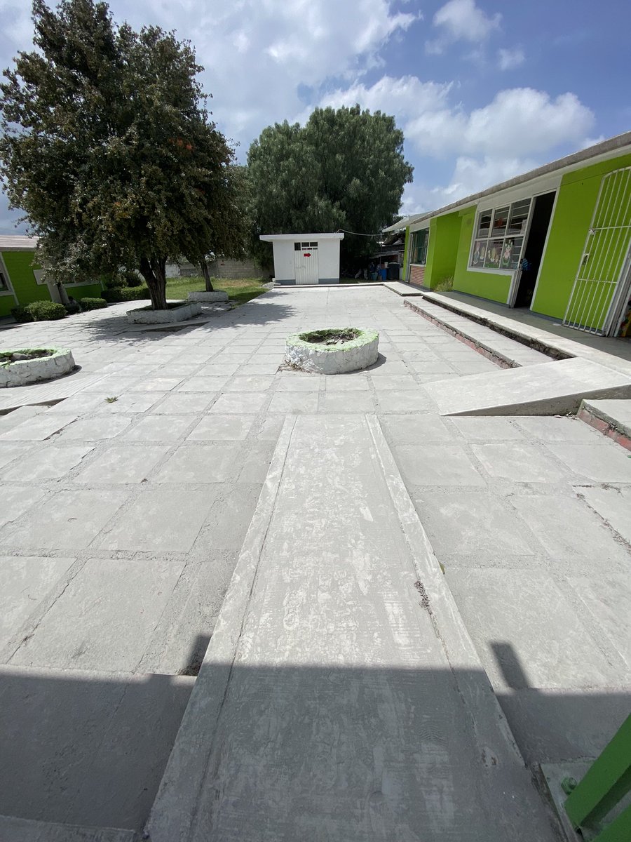 arantuza's tweet photo. Es verdaderamente alarmante que aún con esta cantidad de ceniza volcánica, Protección Civil siga diciendo que no pasa nada y que los niños y docentes estarán bien 😵‍💫😵‍💫 
 *el piso normalmente es rojizo🙁😒

Ozumba, Edo Mex https://t.co/9PRFGS8RVm