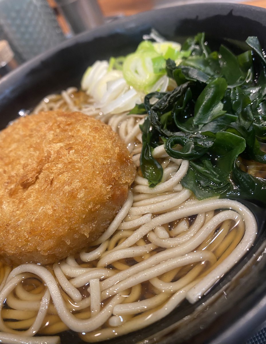 【質問】
みなさんは「コロッケそば」と『紅生姜天そば』どちらが好きですか？

紅生姜天そばが好き —>  いいね💓
コロッケそばが好き—>　RT 🔁

選べない方は両方ポチッと教えてくださいね🤗✨