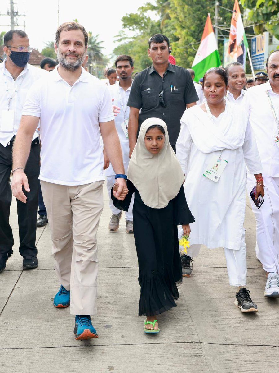 SevadalKHM's tweet photo. जोड़ो, जोड़ो भारत जोड़ो - A year of Memories
जुड़ेगा BHARAT, जीतेगा INDIA 
.. #BharatJodoYatraContinues https://t.co/K71uRvXabu