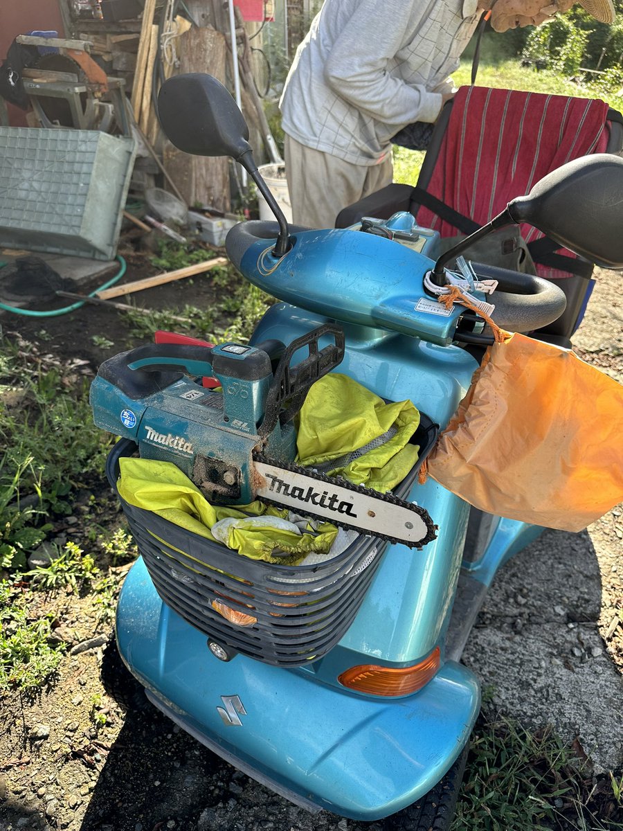 久しぶりの実家でじいちゃんと。 シニアカーのカゴにチェーンソー