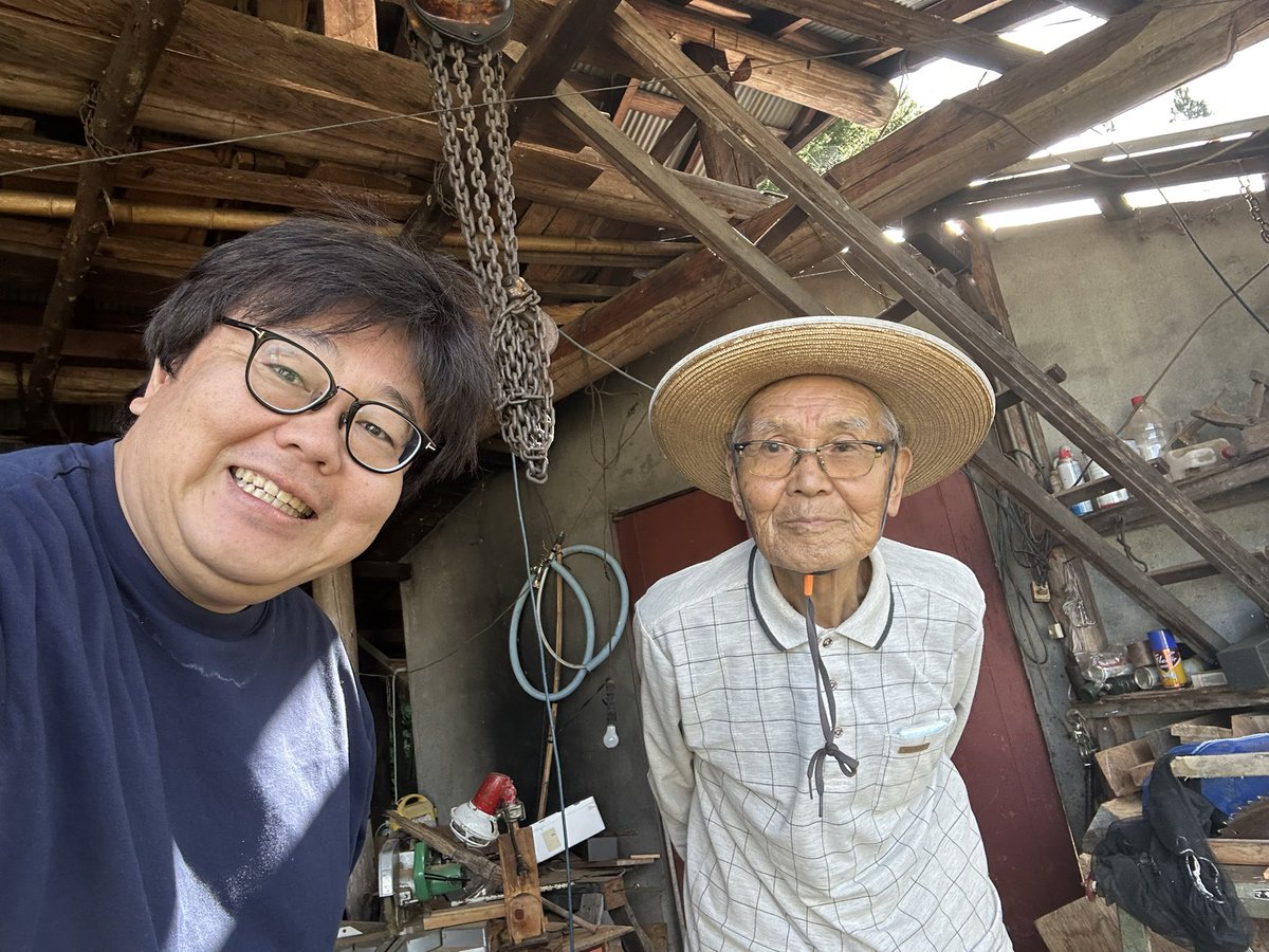 おじいちゃん 久しぶりの実家でじいちゃんと。 シニアカーのカゴにチェーンソー