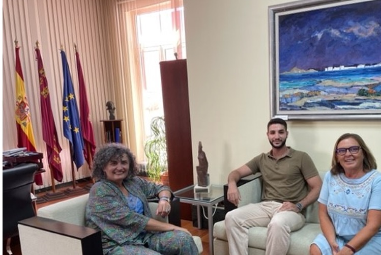 Beatriz Miguel Hernández (@bmiguelher) on Twitter photo Un enorme placer recibir a Hassane Majdoubi Aichi, nuevo presidente de <a href="/ESNCartagena/">ESN Cartagena</a>, y percibir con qué entusiasmo comienza su andadura #ESN, una de las asociaciones más grandes de #Europa, altamente comprometida con los intereses del estudiantado internacional #StrongerTogether Un enorme placer recibir a Hassane Majdoubi Aichi, nuevo presidente de <a href="/ESNCartagena/">ESN Cartagena</a>, y percibir con qué entusiasmo comienza su andadura #ESN, una de las asociaciones más grandes de #Europa, altamente comprometida con los intereses del estudiantado internacional #StrongerTogether