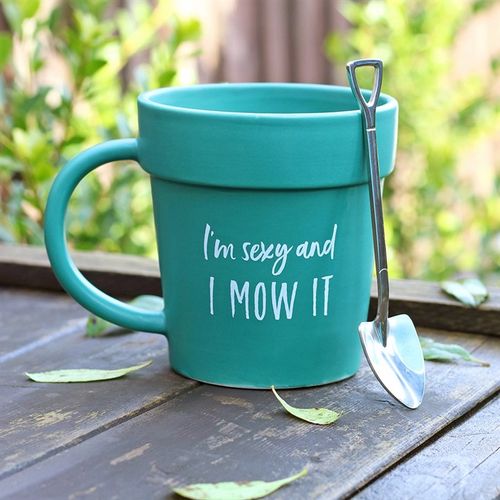 A gift idea for a gardener, this n, plant pot shaped mug is ceramic and the spoon is shovel shaped lilyblueuk.co.uk/sexy-and-i-mow…

#giftideas #mug #noveltygifts #shopindie #EarlyBiz