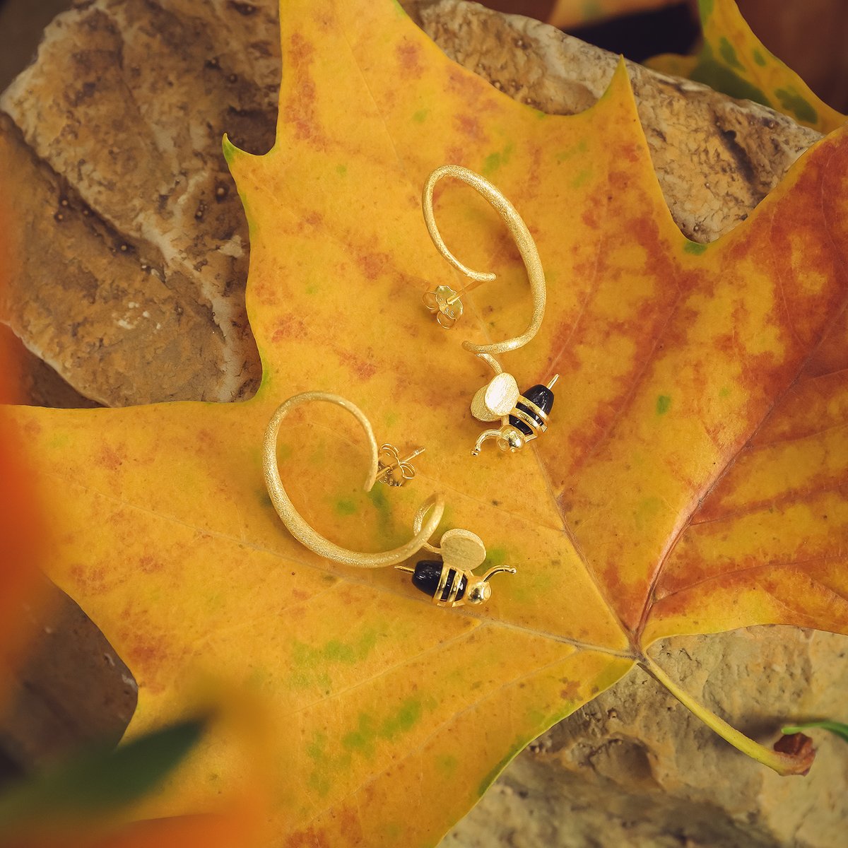 The hum of bees is the voice of the garden.🐝🏡

Shop in the link, selenichast.com/collections/be…
#selenichastjewel #selenichast #earrings #beeearrings #cuteearrings #jewelry #fashioninspo #dailylook #finejewelry #autumnjewelry #fashiontrends #giftideas #naturevibes #accessories