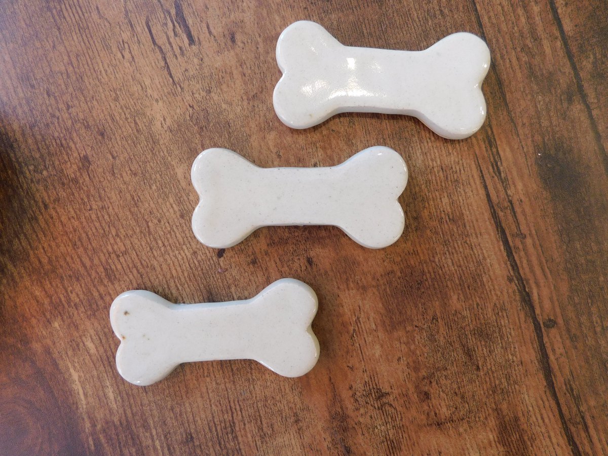 rosy_plus's tweet photo. 「koeda」より陶器の新作入荷です。���回の猫はソープディッシュ。他はワンちゃんグッズ。お皿はシンプルで使いやすそうですね。＃陶芸 #陶芸作品 #猫雑貨 https://t.co/B9YIfTfm6k