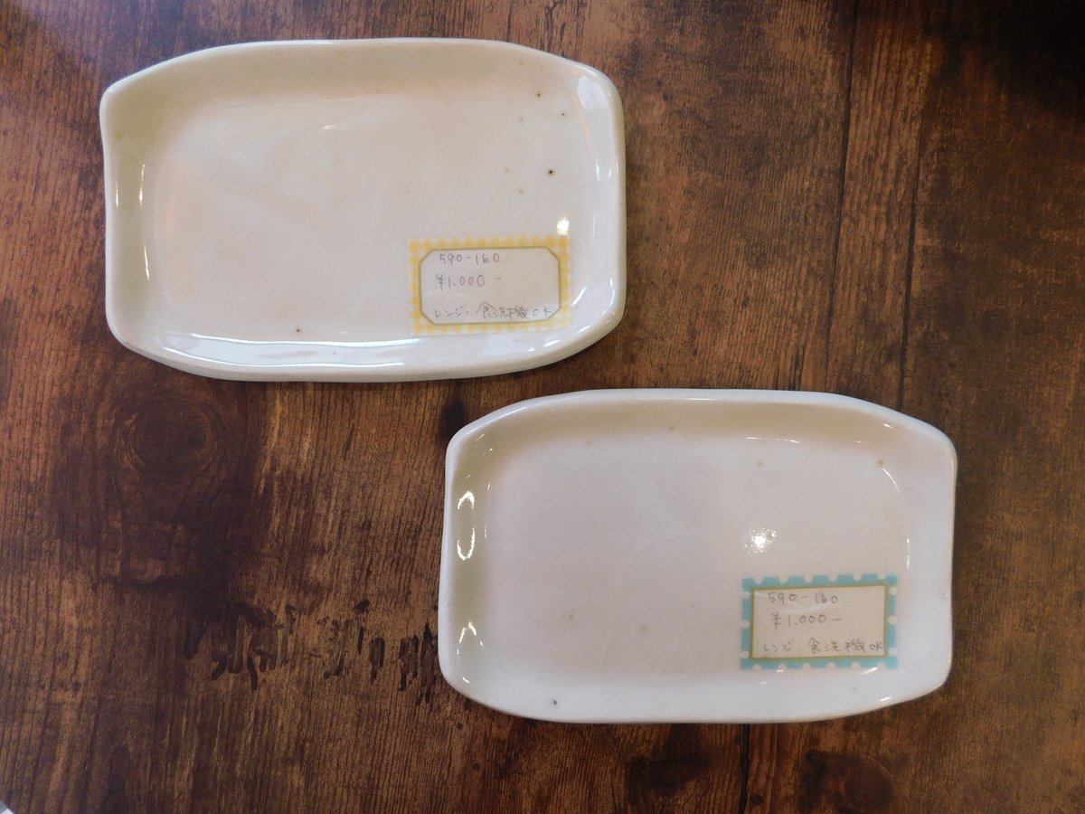 rosy_plus's tweet photo. 「koeda」より陶器の新作入荷です。���回の猫はソープディッシュ。他はワンちゃんグッズ。お皿はシンプルで使いやすそうですね。＃陶芸 #陶芸作品 #猫雑貨 https://t.co/B9YIfTfm6k
