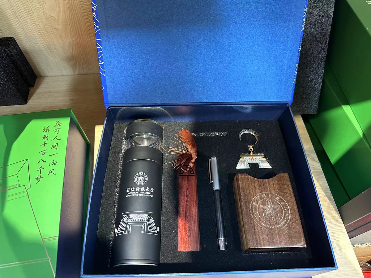 重新发一下，送三套周边，
这个周边你买不到的，哪都没有。
评论，点赞，转发