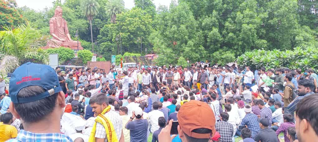 सृजन और विनाश दोनों शिक्षक की गोद में पलते है ,, उस भावी शिक्षक को सड़कों में उतरने हेतु मजबूर किया जा रहा है , क्या ये परिस्थितियां राष्ट्र हित में है!?
<a href="/aajtak/">AajTak</a>
#बीएड_मांगे_अध्यादेश
<a href="/Aamitabh2/">Amitabh Agnihotri</a> <a href="/ABPNews/">ABP News</a> <a href="/AmitShah/">Amit Shah</a> <a href="/ANI/">ANI</a> <a href="/dpradhanbjp/">Dharmendra Pradhan</a> <a href="/AnupriyaSPatel/">Anupriya Patel</a> <a href="/EduMinOfIndia/">Ministry of Education</a>