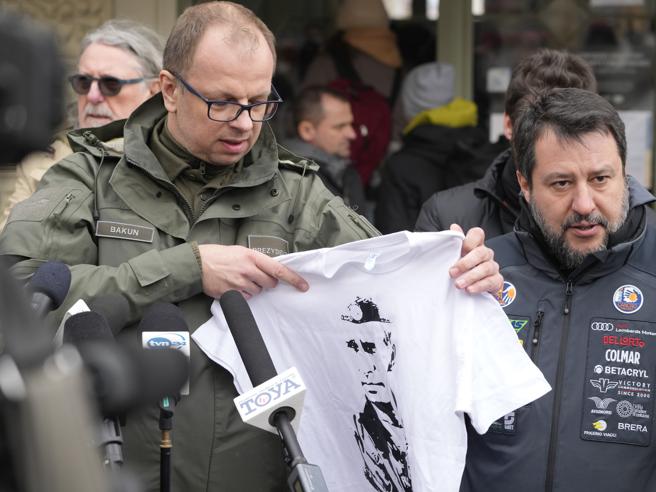 LaPrimaManina's tweet photo. Salvini attacca Gentiloni: "A volte ho l'impressione di avere un commissario Ue che gioca con la maglia di un'altra nazionale".

Lui che di tifo per altre nazionali se ne intende! https://t.co/uG9Os2qgpD