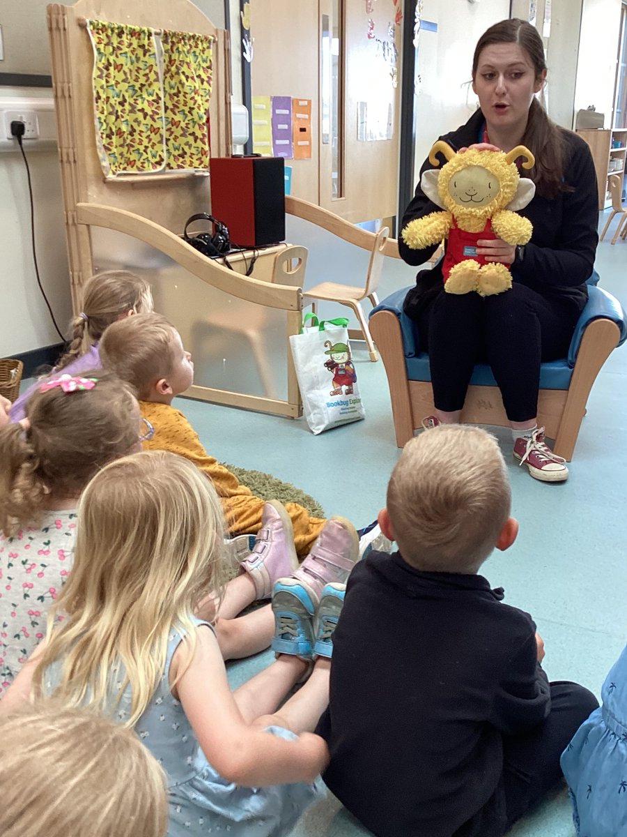 ElccForfar's tweet photo. We were lucky enough this week to have a visit from big @bookbug! He brought along one of the local librarians to hold @bookbug sessions with the children and deliver the @bookbug Explorer bags to all our 3 year olds. The children enjoyed cuddles, hi-5's, stories and songs. https://t.co/wlVcHNCA9y