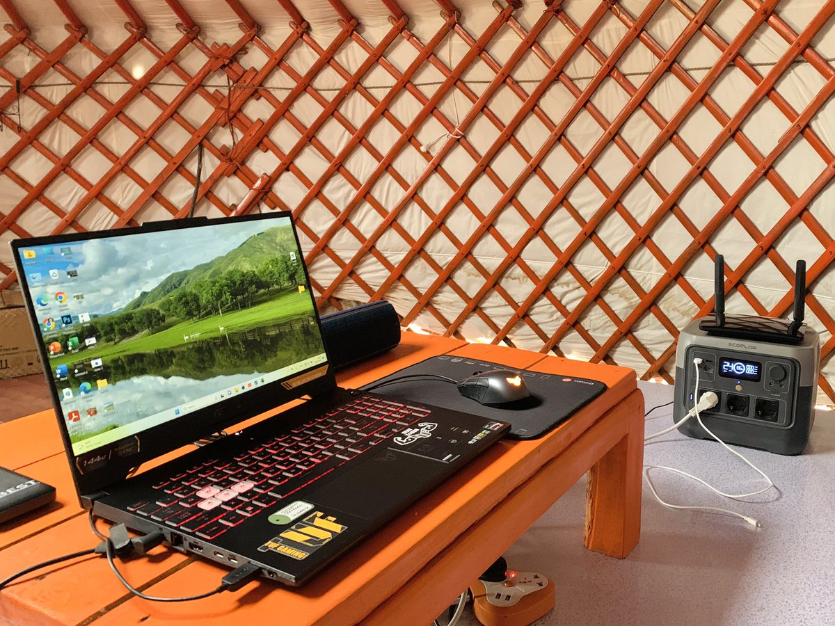 Ток тасарсан уу үгүй юу, Хантай зусланд ер падгүй. Манайх төвийн эрчим хүчгүй ч өөрийн гэсэн шийдэлтэй. 😉 

#ХөдөөнийХүүхэн