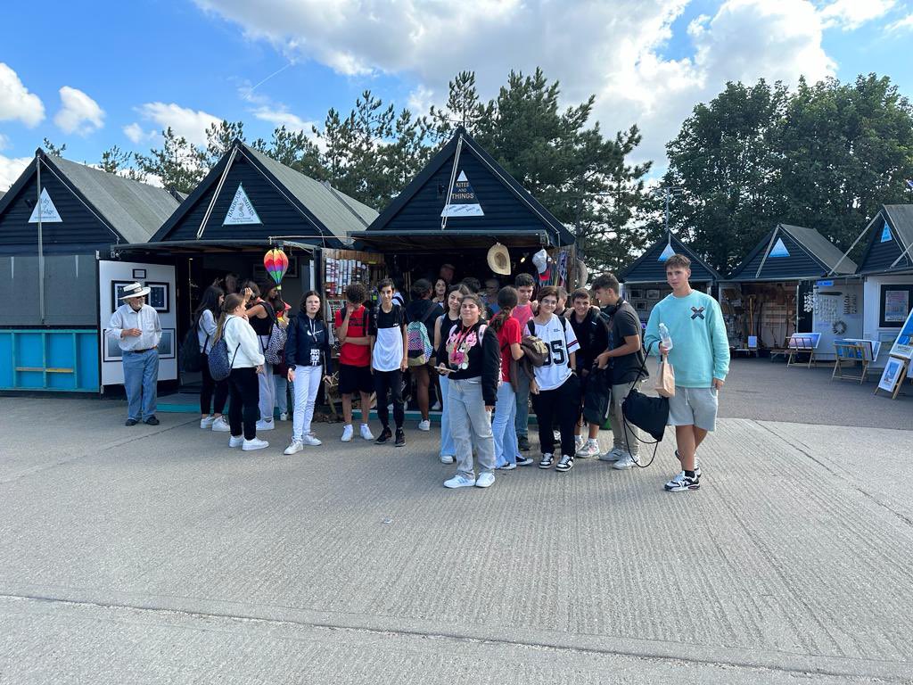 El alumnado que se encuentra en Canterbury en inmersión lingüística ha visitado el precioso pueblo costero de Whitstable.
La cultura, el idioma y el conocimiento van de la mano. 🇬🇧