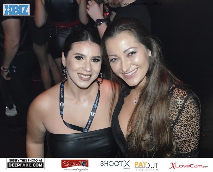 @AnissaKate DaniDaniels @Rickybehavior @JiggleYourPuffs @EvaElfie  🌸🌹🌷🧸 https://t.co/ZDu0Ztqe7j<a class="tags" href="/tag/anissakate">@anissakate</a><a class="tags" href="/tag/rickybehavior">@rickybehavior</a><a class="tags" href="/tag/jiggleyourpuffs">@jiggleyourpuffs</a>