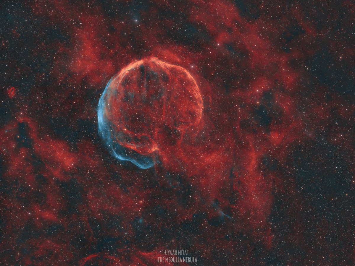 Yaklaşık 10.000 yıl önce uzayın derinliklerindeki bir yıldız şiddetli bir patlamayla yok oldu ve ardında bu kalıntıları bıraktı. Çıplak gözle görülemeyen bu objeyi teleskobumla 7 gece boyunca çekim yaparak fotoğraflayabildim!
Karşınızda Medulla Nebula