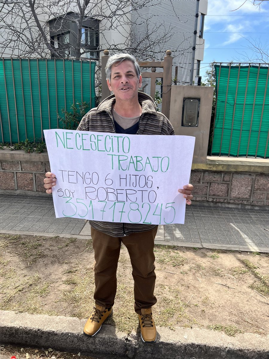 Vamos a dar una RT para ayudar a Roberto que busca trabajo! Laburaba como delivery pero le robaron la moto hace dos semanas. Puede estar en seguridad o cualquier oficio. Deja su número en el cartel así que vamos a darle rosca para que pueda seguir llevando sustento a su familia.