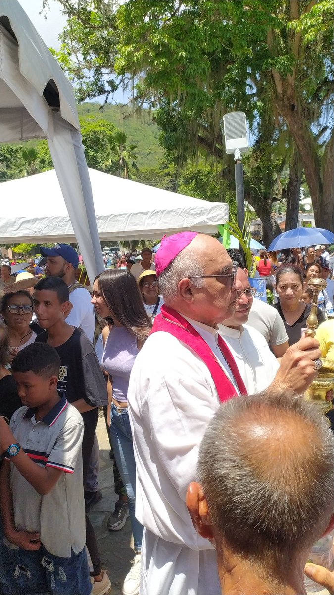 #CristoDelaSalud
#352Años
#MisaSolemneBorburata 
Conclusión de nuestra misa Solemne, con la aspersión del agua bendita,  bendición de nuestro Monseñor Saúl Figueroa Albornoz, procesión de Imágenes
