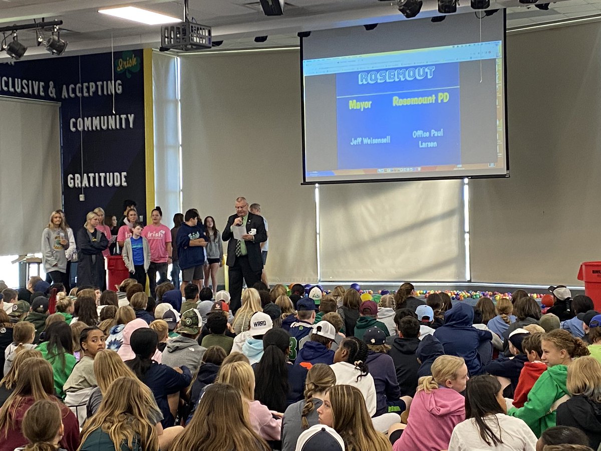 rosemount_ms's tweet photo. Thank you to Mayor Weisensel of Rosemount and RHS student leaders for helping us kick off our Irish Way for the year! #GritGrindGrace #RMSIrishWay @ISD196schools @CityofRosemount https://t.co/qk73KBhJry