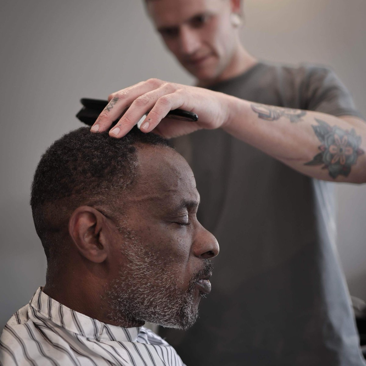Op vrijdag 22 september 2023 slaan New York Barbershop en Handen van Humanitas de handen ineen om geld op te halen voor De Straatkapper. Het initiatief waar dak- en thuislozen een gratis knipbeurt kunnen krijgen. 

Wil jij helpen? Check 👉 rauw.cc/3PE6Taf.