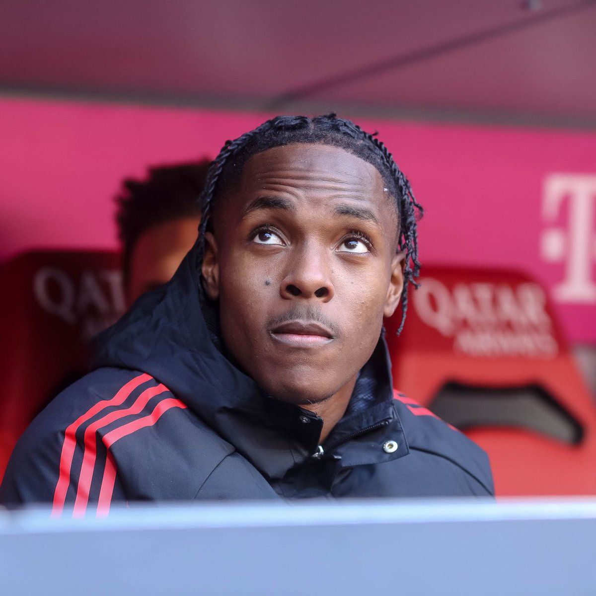 UniversBayern's tweet photo. 🇫🇷 Mathys Tel est très attaché au Bayern Munich et à ses couleurs. Le club et les fans l’adorent. Cet été, il a rejeté toutes les offres de prêt car son souhait est de se développer d’avantage à Munich, où il se sent bien ! 

Le jeune de 18 ans apprend également l'allemand de manière obsessionnelle avec son professeur afin de surpasser ses coéquipiers. Mathys impressionne par son approche, son engagement et son affection ! ❤️🤍

@SPORTBILD