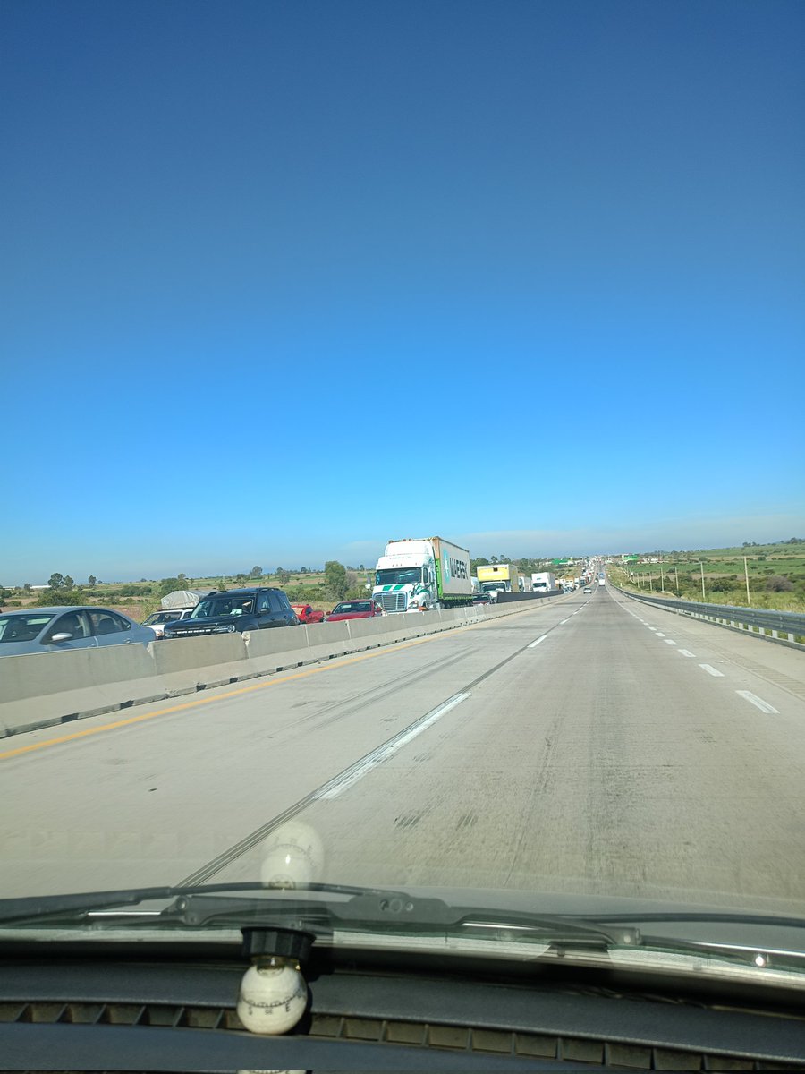 linarisflake's tweet photo. @MacroQueretaro camión detenido dirección CDMX provoca reducción de un carril y fila en macro libramiento después de gasolinera. https://t.co/Iuq0zepkXO
