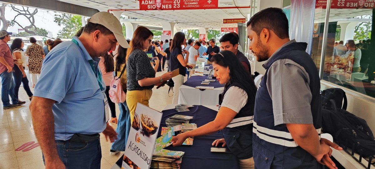 AgrocalidadZ5's tweet photo. #Guayas | Participamos en la feria nacional de cacao, con el objetivo de dar a conocer las capacidades sobre el manejo de podas, cosecha y postcosecha de cacao, toma de muestras para análisis de suelo, barreras vivas y #BPAEcuador en #Guayaquil.
#NuestroTrabajoContinúa https://t.co/KlUzCh9ahw