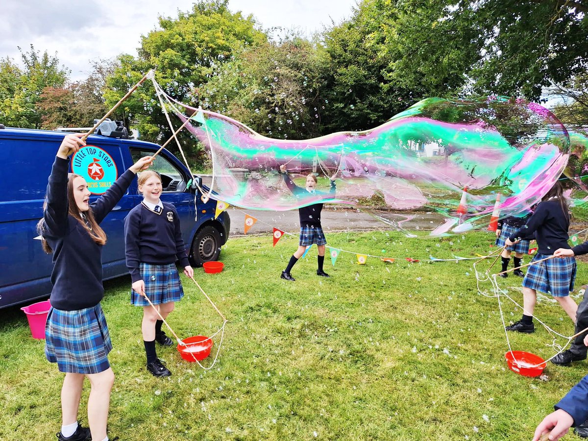 portumnacommsch's tweet image. Students had a fantastic time today @shorelinesarts , exploring drumming and circus skills. It's not just fun; it's also fostering teamwork and nurturing creativity!  🎪 🪘 #CreativityInEducation