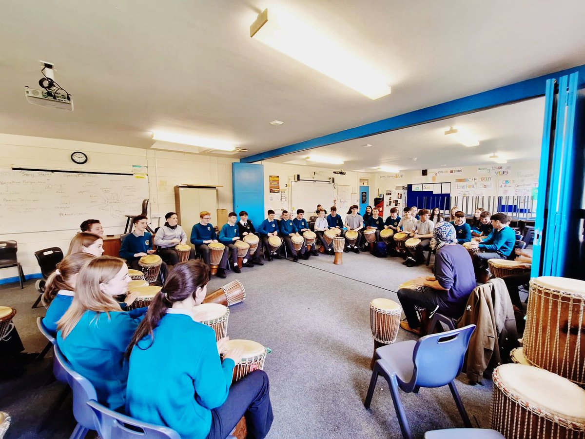 portumnacommsch's tweet image. Students had a fantastic time today @shorelinesarts , exploring drumming and circus skills. It's not just fun; it's also fostering teamwork and nurturing creativity!  🎪 🪘 #CreativityInEducation