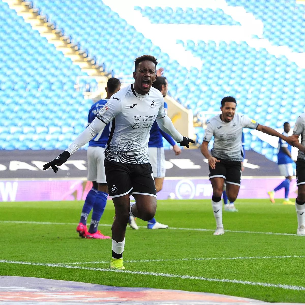 onlyswanss's tweet photo. 𝐎𝐮𝐫 𝐩𝐚𝐬𝐭 𝟑 𝐯𝐢𝐬𝐢𝐭𝐬 𝐭𝐨 𝐂𝐚𝐫𝐝𝐢𝐟𝐟…

• 100% win record✅
• 9 goals scored✅
• 2 doubles completed✅
• 6 different scorers✅
• 3 different opposition managers✅
• 1 historic last-second winner✅
• Only one team in Wales✅

This weekend we have the chance of making it 5️⃣ derby wins in a row. We could also make it our fourth win in a row at the CCS…😅

Keep the faith, COME ON YOU SWANS.🤍
