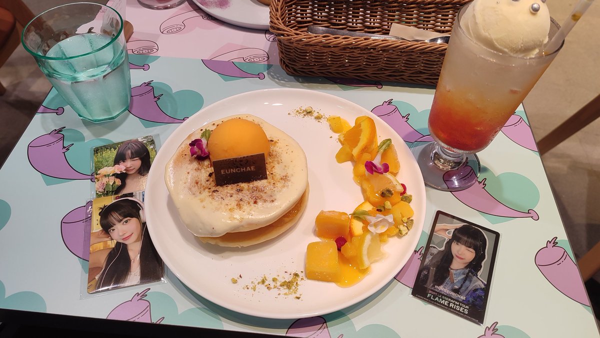 eotcolor's tweet photo. 仕事の関係で名古屋行ったんで帰りにLE SSERAFIM SPECIAL CAFE😁
店内めっちゃ可愛かった😍
また期間中に行きたいなぁ😊
特典もあるし誰かと一緒に行くのが良さそうだね😅 https://t.co/DLl2Q0Jhcp