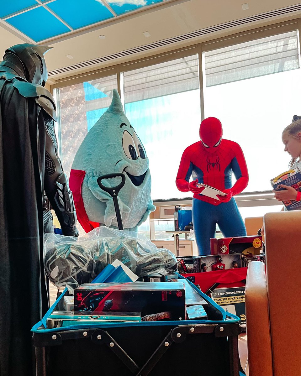 Cure4thekids's tweet photo. A BIG C4K #ThankYou goes out to our friends at @CCComics4kids and @multipure for last week's visit to C4K. Thank you for bringing smiles to the faces of our #CourageousKids! #Cure4TheKidsFoundation #CriticalCareComics #ChildhoodCancer https://t.co/gGoDrz4oww