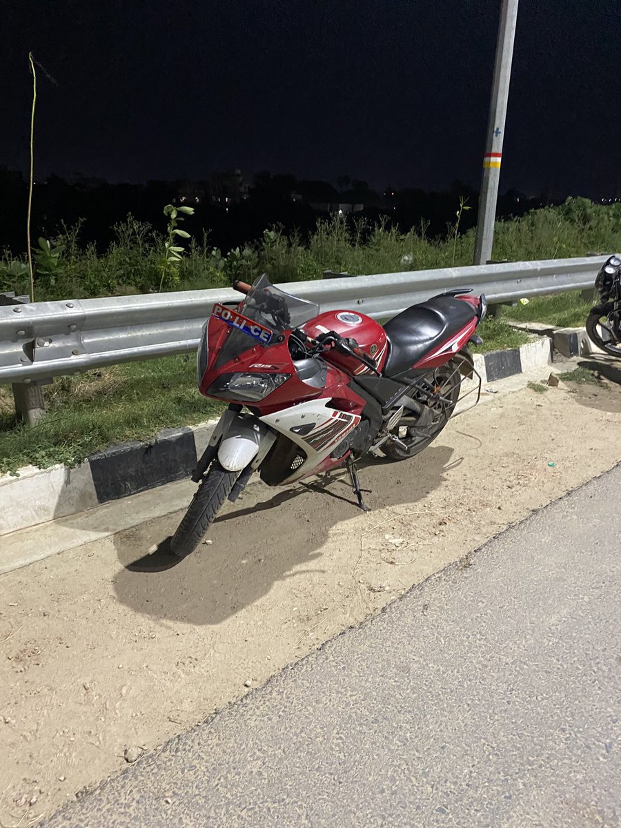 VocalVikash's tweet photo. @SPtraffic @PatnaPolice24x7 

This so called police vehicle is currently parked at marine drive… if the law makers break the law then who will follow it… look at the pictures.. https://t.co/yc4RBFNTJc