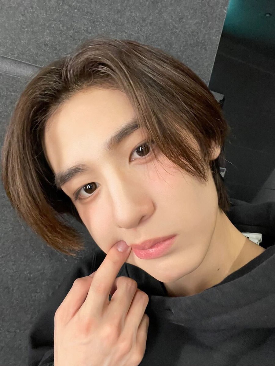 BOYNEXTDOORSLP's tweet photo. Traducc. ESPAÑOL 

"Antes de salir del trabajo 🐥"
#이한 #LEEHAN #BOYNEXTDOOR

𝔸𝕃𝔼𝕁𝕀𝕁𝕌✨️

@BOYNEXTDOOR_KOZ
@BOYNEXTDOOR_twt 
@BOYNEXTDOOR_MX https://t.co/Dpfb6SQYjq