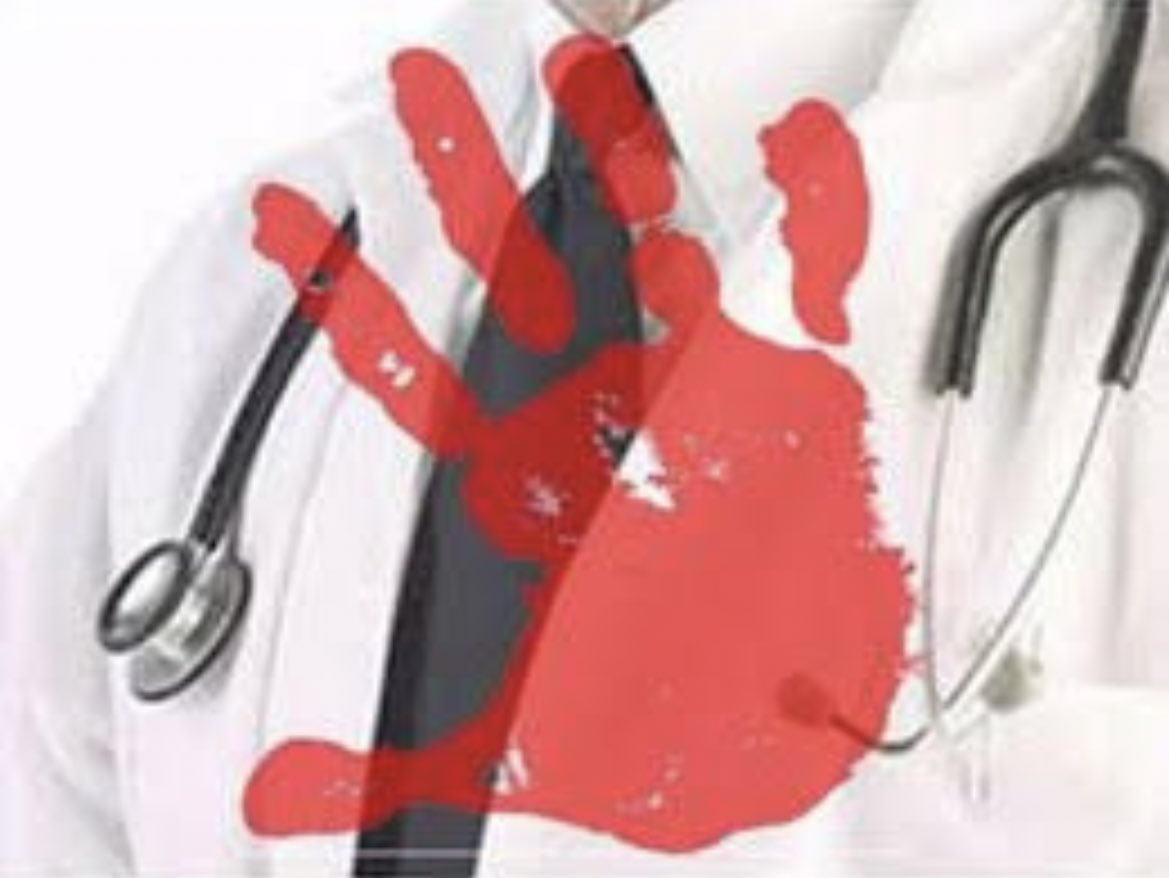 Defne Devlet Hastanesi'nde ŞOK!
Dermatoloji Uzmanı görevi başında darp edildi. Uzman Dr K.E.K. nın 11 haftalık gebe olduğu, yerlerde sürüklendiği, tekmelendiği için gebeliğinin de tehlikede olduğu gelen bilgiler arasında. Yetkileri göreve çağırıyoruz . 

#BeyazKod1111