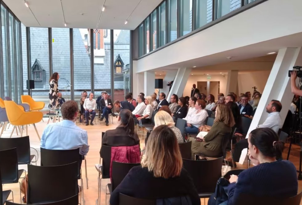 Relationcltmag's tweet photo. 💡Le @sp2C_general a présenté les résultats de l'étude annuelle réalisée avec @EYFrance sur l'activité des centres de contact externalisés
🔎2022, une année de retour à la "normale" sur fond de mue profonde des #outsourceurs
👉https://t.co/oH2hKsti3M https://t.co/InNgoIvmXI